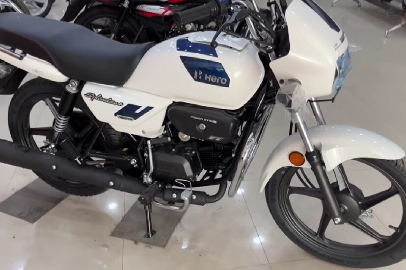 Honda CB Shine, Hero HF Deluxe, Bajaj Pulsar, Hero Glamour, Bajaj Platina এবং Royal Enfield Classic 350-এর মতো জনপ্রিয় বাইককে বিক্রির দিক থেকে পিছনে ফেলে দিয়েছে Hero Splendor. 