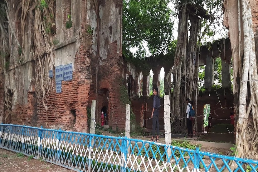 জানা যায়, ১৮৯০ সালে ডিএল রায় বর্ধমান রাজ এস্টেটের সেটেলমেন্ট আধিকারিক হিসাবে কাজলাগড় রাজবাড়িতে প্রায় তিন বছর অবস্থান করেছিলেন। ইতিহাসের চুপ কথা জানান দেয় কাজলাগড়ে বর্ধমান রাজ এস্টেটের সেটেলমেন্ট আধিকারিক হিসেবে থাকাকালীন সেই সময় কাজলাগড় দীঘির পাড়ে বকুলবাগানে বসে অনেক কবিতা, গান ও নাটক রচনা করেছিলেন দ্বিজেন্দ্র লাল। যেগুলি বাংলা সাহিত্যের ইতিহাসে অমূল্য সম্পদ হিসেবে চিহ্নিত। বাজকুল মনীষী চর্চা কেন্দ্রের সম্পাদক অশোক বর্মন বলেন, স্থানীয় স্কুল পড়ুয়াদের নিয়ে এই অনুষ্ঠানের আয়োজন করা হয়েছে। বর্তমানে রাজবাড়ী অনেকটা সাজিয়ে তোলা হয়েছে। পুরোটা সংস্কার করে ঐতিহ্য রক্ষা করুক সরকার। অনুষ্ঠানে উপস্থিত ছিলেন ভগবানপুর এক নম্বর ব্লকের বিডিও বিশ্বজিৎ মণ্ডল সহ এলাকার বিশিষ্টজনেরা। Input-  Sujit Bhowmik