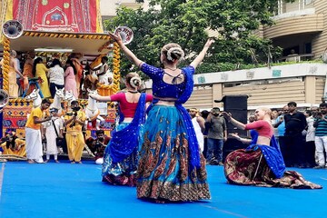 কাতারে কাতারে ভক্ত, সাংস্কৃতিক অনুষ্ঠান, রথযাত্রায় ইসকনের চোখ-ধাঁধানো অনুষ্ঠান কাতারে কাতারে ভক্ত, সাংস্কৃতিক অনুষ্ঠান, রথযাত্রায় ইসকনের চোখ-ধাঁধানো অনুষ্ঠান