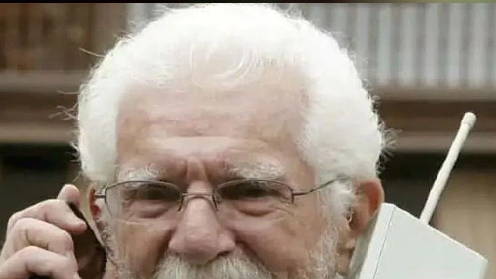 মোবাইল ফোনের আবিষ্কারক দিনে কতক্ষণ স্মার্টফোন ব্যবহার করেন? চমকে যাবেন শুনে