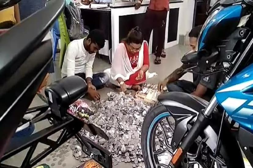 বিভিন্ন দোকানে যাওয়ার জন্য তার রয়েছে পুরনো একটি বাইক। সেই বাইক চালাতে মাঝেমধ্যেই অসুবিধায় পড়তে হয় তাকে। অনেকদিন ধরে ইচ্ছে ছিল একটি নতুন বাইক কেনার। নিজের জমানো খুচরো পয়সা দিয়ে কিনে ফেলেন নিজের স্বপ্নের বাইক। যদিও সম্পূর্ণ বাইকটি কিন্তু খুচরো পয়সা ছাড়াও বাকি কিছু নোটও দিতে হয়েছে তাকে।
