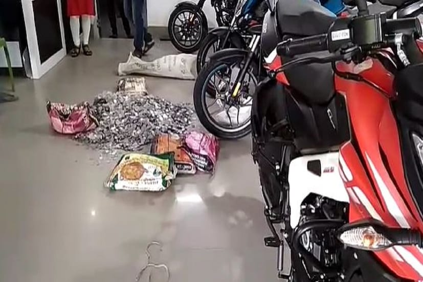 সুব্রত বাবু জানান, &quot; কয়েক বছর আগে নোট বন্দির সময় বেশ কিছু খুচরো পয়সার বেশি আমদানি হয়েছিল। তখন অনেক ব্যবসায়ীরাই খুচরো পয়সা নিতে চাইছিলেন না। ফলে বেশ কিছু পরিমাণে খুচরো পয়সা জমতে শুরু করে। পরে গুনে দেখি প্রায় ৭০ হাজার টাকার মতো খুচরো পয়সা রয়েছে যার বেশিরভাগই দু টাকা এক টাকার কয়েন। এর আগে গোবড়াপোতার একটি ছেলের খুচরা পয়সা দিয়ে বাইক কেনার কথা শুনেছি। সেই কারণেই আসাননগরের একটি বাইকের শোরুম এগিয়ে ম্যানেজারের সাথে কথা বলি খুচরো পয়সা দিয়ে বাইক কেনার জন্য। তিনিও রাজি হয়ে যান।&quot;
