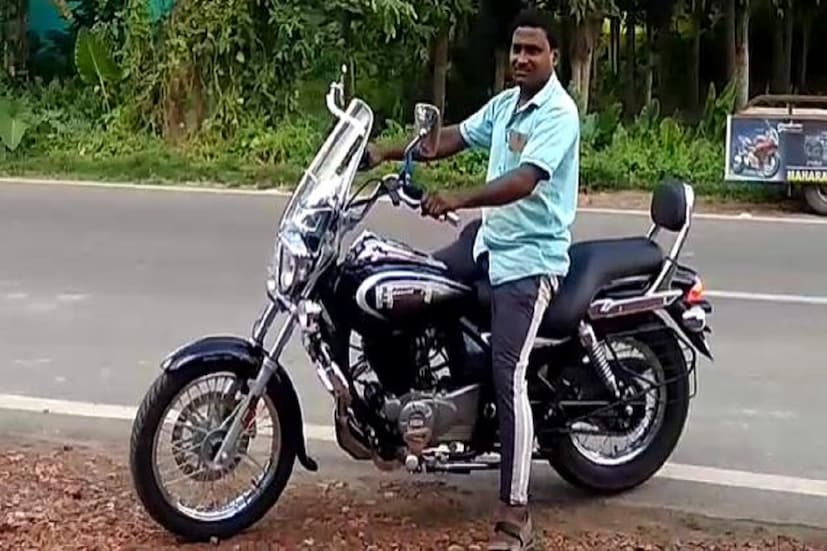 বাইকের শোরুমের ম্যানেজার প্রবীর বিশ্বাস জানান, &quot; মঙ্গলবার দুপুরে ওই ক্রেতা শোরুম এসে যোগাযোগ করলে আমরা হ্যাঁ বলেছিলাম, তারপরের দিনই তিনি বেশ কয়েকটি ঝোলায় করে নিয়ে আসে খুচরো পয়সার কয়েন। তার বাইক কেনার আগ্রহ দেখে মঙ্গলবার সন্ধ্যের আগেই তার হাতে তার স্বপ্নের বাইক তুলে দিতে পেরেছি আমরা&quot;।