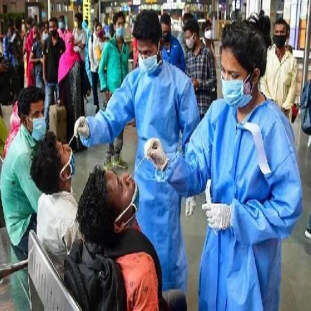 আজকের দিনের স্বাস্থ্য দফতরের দেওয়া পরিসংখ্যান অনুযায়ী, গত ২৪ ঘণ্টায় রাজ্যে করোনা আক্রান্ত হয়েছেন ২৯৬২ জন। যা আগের দিনের তুলনায় অত্যন্ত সামান্য কম। একদিনে রাজ্যে করোনার বলি হয়েছেন ৪ জন। ফলে উদ্বেগ বাড়ছে চিকিৎসক মহলের।