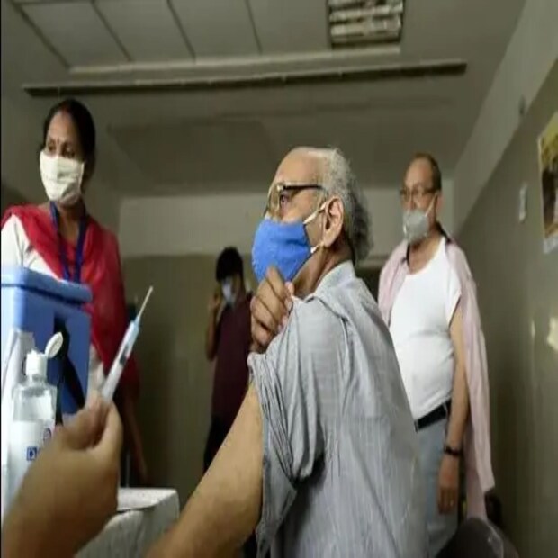 করোনার টিকা নেওয়ার ঠিক কতদিন পর বুস্টার ডোজ মিলছে? করোনাভাইরাস টিকার দ্বিতীয় ডোজ নেওয়ার ছ'মাস অর্থাৎ ২৬ সপ্তাহ অতিক্রান্ত হলেই কোনও ব্যক্তি বুস্টার ডোজ নিতে পারবেন। সেভাবেই আজ থেকে বিনামূল্যে ১৮ বছরের ঊর্ধ্বে বুস্টার ডোজ প্রদান করা হবে।