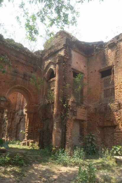 রাতে হ্যাজাক জ্বেলে নেতাজী সুভাষচন্দ্র বসুর সভা হয়।     তাম্রলিপ্ত রাজবাড়ি নির্মাণ সম্পর্কে যে তথ্য উঠে আসে। তাহল, তাম্রলিপ্তের ময়ূর রাজা লক্ষ্মীনারায়ণ রায় ১৮৩৭ সালে রাজবাড়ি তৈরি করানোর কাজ শুরু করেন। দু’লক্ষ টাকা দিয়ে কাজ শুরু হয়েছিল। দোতলা রাজবাড়ির কাজ এগিয়েছিল অনেকটাই। রাজপ্রাসাদ তৈরির সময়ে ব্রিটিশদের সঙ্গে তাম্রলিপ্ত রাজ পরিবারের হঠাৎই খাজনা সংক্রান্ত বিবাদ লাগে। ইতিহাসবিদদের মতে এই খাজনা সংক্রান্ত বিবাদ ব্রিটিশদের দেশীয় রাজাদের লুটে নেওয়ার এক প্রকার কৌশল ছিল। খাজনা নিয়ে সময় ‘সূর্যাস্ত আইন’ ছিল। এই আইন অনুযায়ী, দেশীয় রাজা, জমিদার বা ইজারাদারদের নির্দিষ্ট দিনে সূর্যাস্তের আগে খাজনা জমা দিতে হত। না পারলে তাঁদের সম্পত্তি দখল করে নেওয়া হত। (লেখা ও ছবি: Saikat Shee)