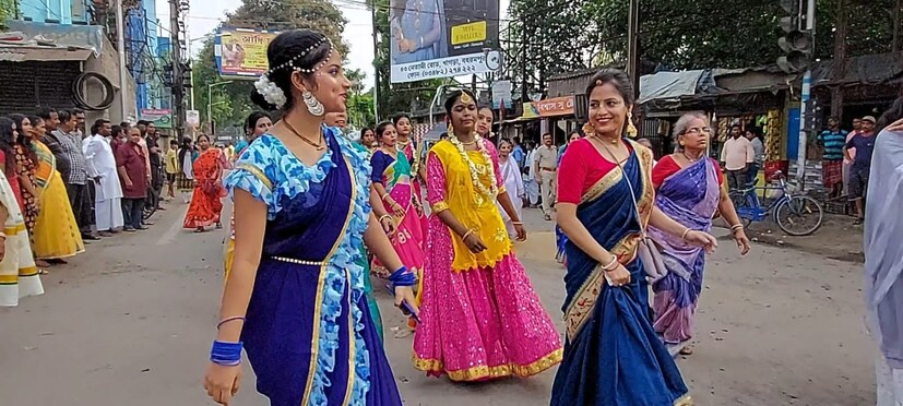 দীর্ঘ দু'বছর অতিমারির কারণে কান্দি রাধাবল্লভ জিওর মন্দিরের রথযাত্রার অনুষ্ঠান স্থগিত ছিল, অতিমারি কাটিয়ে দীর্ঘ দু'বছর পর আবার রথযাত্রার হচ্ছে আর যার জেরে এলাকাবাসীর উৎসাহ উদ্দীপনা চোখে পড়ার মতো। বর্তমানে সিংহ পরিবারের নেই রাজত্ব নেই সেই জৌলুস তবে কান্দি রথযাত্রা উদযাপন কমিটির উদ্যোগে এই রথযাত্রা উদযাপনের জৌলুস আজো কমেনি। শুক্রবার বিকেলে কান্দি রাধা বল্লভ জিউর মন্দিরে থেকে রথযাত্রা সুচনা করা হয় ।উপস্থিত ছিলেন কান্দি পৌরসভার চেয়ারম্যান জয়দেব ঘটক সহ বিশিষ্ট ব্যক্তিরা । গোটা কান্দি শহর জুড়ে এই রথ পরিক্রমা করে। ভীড় জমান বহু সাধারণ মানুষ ও ভক্তরা।(ছবি ও লেখা: কৌশিক অধিকারী)