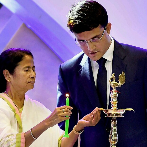  লড়াকু ক্যাপ্টেন থেকে দক্ষ প্রশাসক। যে কোনও ভূমিকায় সৌরভ গঙ্গোপাধ্যায় সফল। এতটা ধারাবাহিক থাকার রহস্য কী! বিসিসিআই সভাপতির দাবি, জেতার খিদে তাঁকে তাড়িয়ে বেড়ায়। সৌরভ বলেন, যে কোনও পজিশনেই খেলুন না কেন, তিনি স্রেফ গোল করতে চান। অর্থাত্, সাফল্য তাঁর একমাত্র লক্ষ্য।