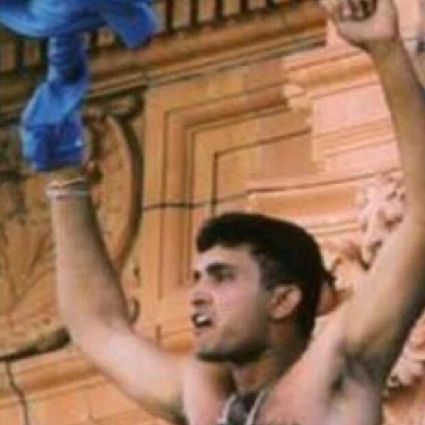 লর্ডসে ঘুরপাক জামা মানে দাদাগিরি...। সেই আগ্রাসী অধিনায়ক বাস্তবে কেমন! সৌরভ দাবি করেন, তিনি এমনিতে সাদামাটা বাঙালি। তাঁর চলন-বলন, খাদ্যাভাস সবই আর পাঁচজন বাঙালির মতোই। সাধারণ জীবনযাপনে তিনি স্বচ্ছন্দ্য। তবে তিনি যে সাধারণের মধ্যে অসাধারণ, তা কে না জানে!