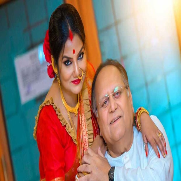 নিজের বয়সের থেকে বয়সে অনেকটাই বড় দীপঙ্কর দের প্রেমে পড়ে সমাজের বিরুদ্ধে যেতেও দুবার ভাবেননি দোলন রায়। অভিনেত্রী দীর্ঘ সময় সহবাসের পরে অবশেষে দু-বছর আগে সাত পাকে বাঁধা পড়েছেন অভিনেতা দীপঙ্কর দে'র সঙ্গে।