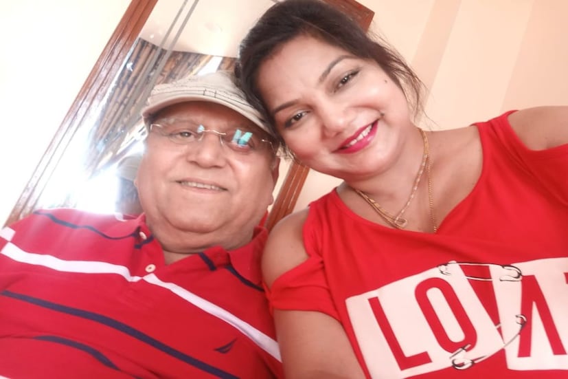 একে অপরের ভালবাসায় বুঁদ দোলন রায়, দীপঙ্কর দে। বয়সের কোনও বাঁধা না মেনেই গাঁটছড়া বেঁধেছেন দুজনে। ভালো আছেন। প্রেমের আবার বয়স হয় নাকি! ভালোবাসা তো কোনওদিনই স্থান-কাল-পাত্র বা বয়স বিবেচনা করে হয় না। তেমনই এক জুটি দীপঙ্কর দে আর দোলন রায়।