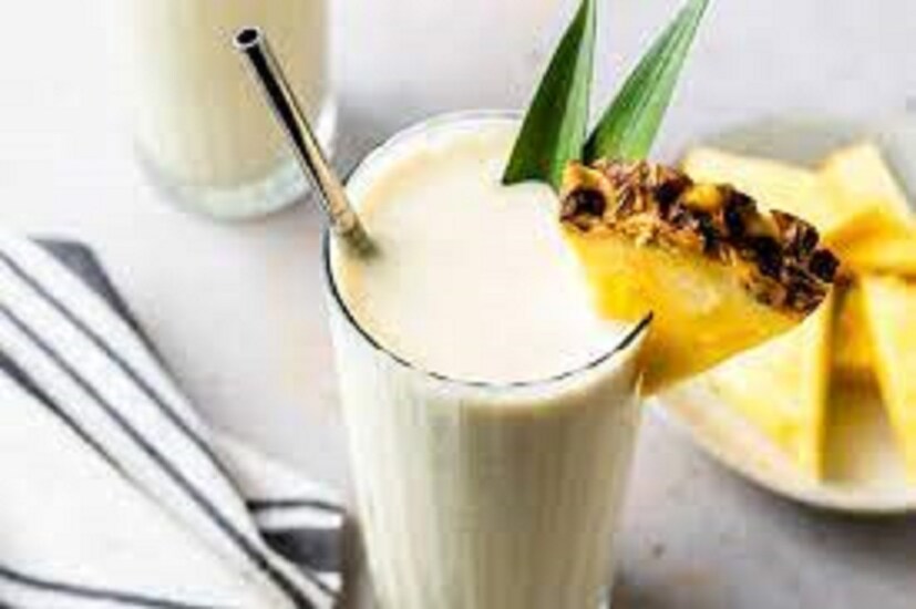 পিনা কোলাডা - এই ভিটামিন প্যাকড স্মুদিতে ক্যালোরি কম রয়েছে। তবে ভরপুর মাত্রাত রয়েছে প্রোটিন, ফাইবার এবং স্বাস্থ্যকর চর্বি। এটা তৈরি করতে লাগবে আধ কাপ মিষ্টি ছাড়া হালকা নারকেলের দুধ, আধ কাপ কাটা আনারস, ১/৪ হিমায়িত কলা, ২টি তাজা তুলসি পাতা, আধা স্কুপ উদ্ভিদ ভিত্তিক প্রোটিন পাউডার এবং জল। এবার ব্লেন্ডারে সবকটা উপাদান মিশিয়ে তাতে এক কাপ জল যোগ করলেই প্রস্তুত পিনা কোলাডা।