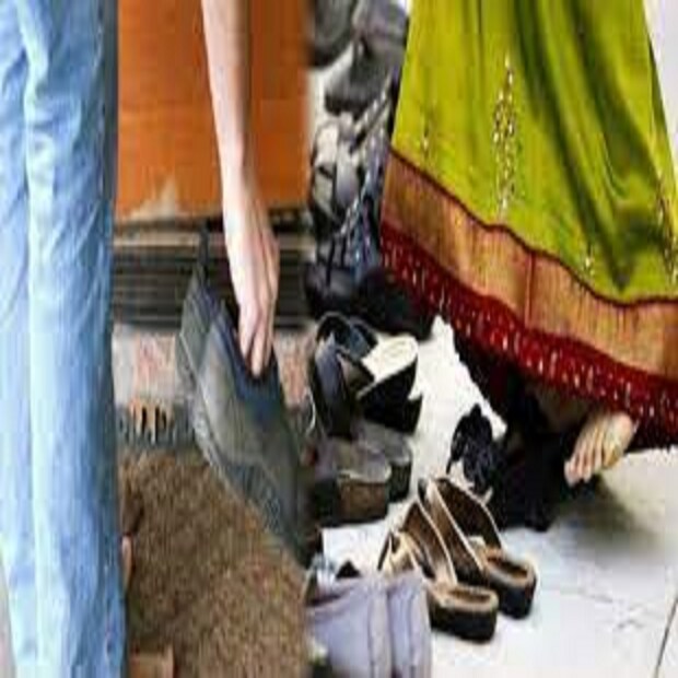 মনে একটি কথাই বারেবারে ঘুরপাক খায় যে জুতো চুরি হবে নাতো ? কিন্তু মন্দিরে জুতো চুরি হলে সেটি অত্যন্ত শুভ লক্ষণ বলে মানা হয় ৷ প্রতীকী ছবি ৷