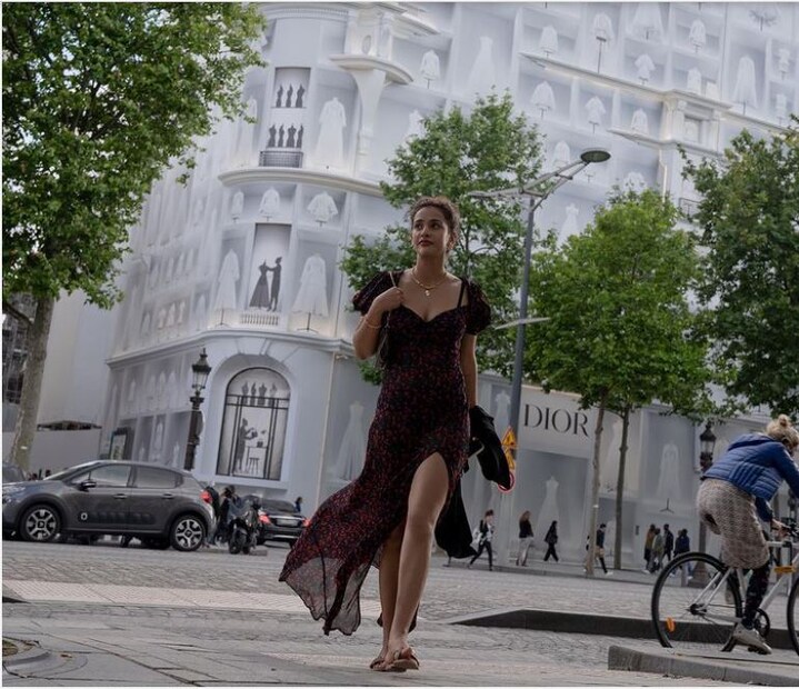 প্যারিসের রাস্তায় আয়েশা