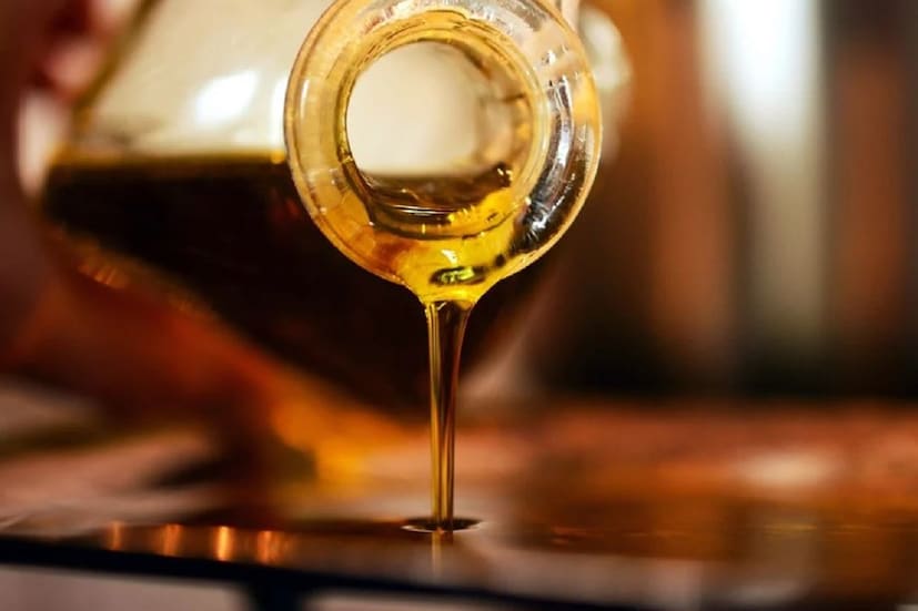 #নয়াদিল্লি: সরকার লাগাতার ভোজ্যতেলের  (Edible Oil) দাম কমানোর চেষ্টা করছে৷ গত মাসে এক ধাক্কায় দাম ১০--১৫ টাকা কমানো হয়েছিল৷ এখন সেই দামে আরও ১০ টাকা কমানো হয়েছে৷ সরকার এই নিয়ে ভোজ্য তেল উৎপাদক কোম্পানিগুলিকে সরাসরি নির্দেশিকা দিয়েছে৷ Photo- Representative 