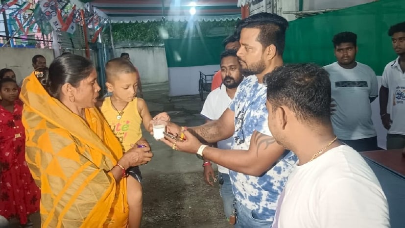 তৃণমূলের সমর্থকদের থাকার জন্য শহরের বিভিন্ন জায়গায় ব্যবস্থা করার হয়েছে। সেরকমই একটি জায়গা গীতাঞ্জলি স্টেডিয়াম। মালদা আর মুর্শিদাবাদ জেলা থেকে আগত তৃণমূলের কর্মী সমর্থকরা এই ক্যাম্পে থাকছেন। 