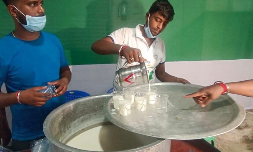 বিগত কয়েকদিন ধরেই আস্তে আস্তে মানুষের ভিড় জমতে শুরু করেছে শিবিরগুলিতে। সবার জন্য খাওয়া-দাওয়ার ব্যবস্থা করা হয়েছে। ডাল-ভাত তরকারি সঙ্গে ডিম। তবে এই সমর্থকদের সঙ্গে অনেক শিশুও কলকাতা এসেছেন। 