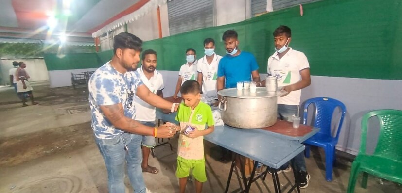 মা-বাবার হাত ধরে একুশে জুলাই দেখবে বলে বিভিন্ন ক্যাম্পে উপস্থিত রয়েছে বাচ্চারা। বিভিন্ন ক্যাম্প পরিদর্শন করার পর তৃণমূলের সর্বভারতীয় সাধারণ সম্পাদক অভিষেক বন্দ্যোপাধ্যায় শিশুদের জন্য বিশেষ খাবারের ব্যবস্থা করার পরামর্শ দিয়েছেন। 