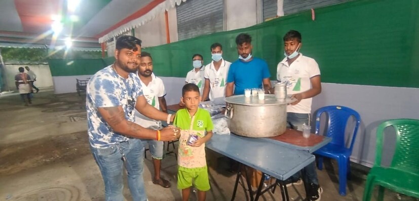তিনি বলেন, অভিষেক ব্যানার্জি নির্দেশ পাওয়ার পর আমরা বাচ্চাদের জন্য গরম দুধ আর বিস্কুটের ব্যবস্থা করেছি। বাচ্চাদের মা-বাবা যাদের দেখতে পারে, সেই জন্য পোস্টার লাগানো আছে। আমরা নিয়ম করে বাচ্চাদের দুধ-বিস্কুট তুলে দিচ্ছি। 