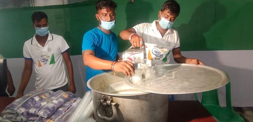 বাচ্চাদের জন্য এই বিশেষ ব্যবস্থা দেখে উচ্ছ্বসিত তৃণমূল সমর্থকরা। বাচ্চাদের কোথাও যে এভাবে দলের তরফ থেকে ভাবা হয়েছে তার জন্য প্রত্যেকেই খুশি।