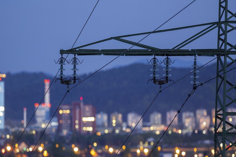 এর মোটর থেকে ৪২ ওয়াট ইনপুট পাওয়ার ও ৯০ থেকে ৩০০ ভোল্টেজের স্তরে কাজ করে ৷ এই পাখা মাই ক্রম্পটন মোবাইল অ্যাপের মাধ্যমে বেশ কয়েকটি স্মার্ট ফিচার প্রদান করে থাকে ৷ প্রতীকী ছবি ৷
