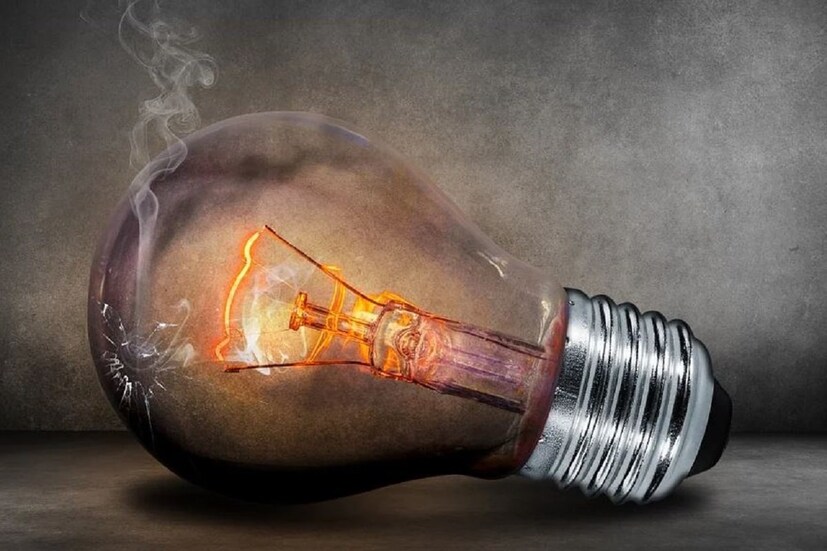 এর সেফ্টি কেবল অত্যন্ত লম্বা হয় ৷ উন্নত প্রযুক্তির ফলে পাখা পরে ভেঙে যাওয়ার হাত থেকে রক্ষা করা যায় ৷ এর দাম ৯,৮৩০ টাকা ৷ প্রতীকী ছবি ৷