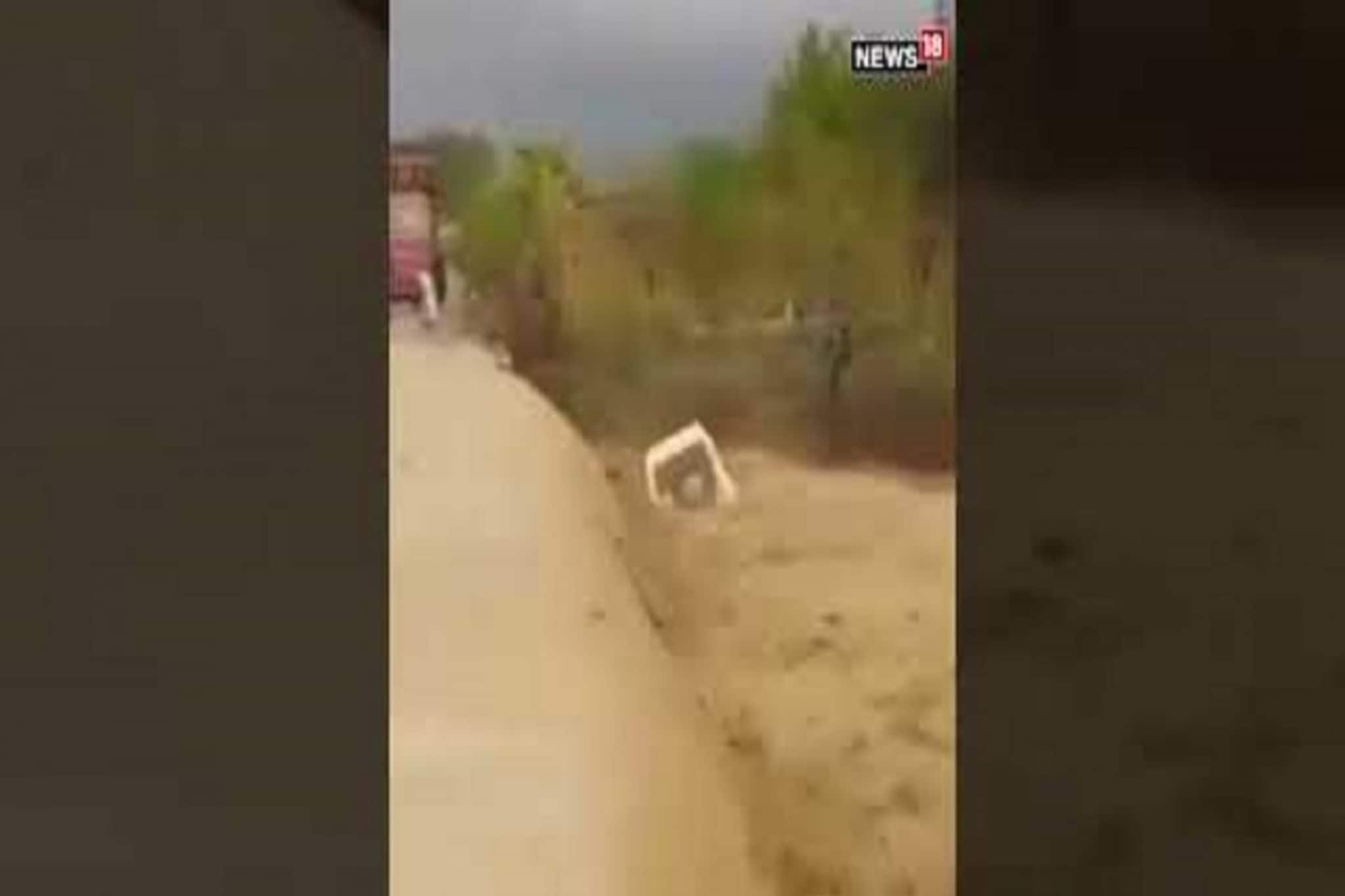 দ্রুত গতিতে ছুটে এসে অথৈ জলে ভেসে গেল গাড়ি, ভিডিয়ো দেখলে আঁতকে উঠবেন