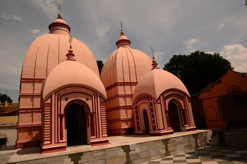 তাম্রলিপ্ত রাজপরিবারের ৬২তম রাজা সুরেন্দ্রনারায়ণ, তাঁর পুত্র ধীরেন্দ্রনারায়ণ এবং নাতি কুমারেন্দ্রনারায়ণ স্বাধীনতা আন্দোলনে জড়িয়ে পড়েন। স্বাধীনতা সংগ্রামী সতীশচন্দ্র সামন্ত, অজয় মুখোপাধ্যায়, সুশীলকুমার ধাড়া নেতৃত্বে তাম্রলিপ্ত রাজবাড়ি হয়ে ওঠে স্বাধীনতা সংগ্রামীদের বাসস্থান এবং আন্দোলনের পীঠস্থান। বঙ্গভঙ্গ আন্দোলন থেকে লবণ সত্যাগ্রহ আন্দোলনে উল্লেখ্যযোগ্য ভূমিকা রাখে তাম্রলিপ্ত রাজ পরিবার। ১৯০৫ সালে অবিভক্ত বাংলায় বঙ্গভঙ্গ প্রতিরোধ আন্দোলন তীব্র হয়েছিল। তমলুকে ব্রহ্মা বারোয়ারি ময়দানে রাজা সুরেন্দ্রনারায়ণের নেতৃত্বে বিরাট জনসমাবেশ বঙ্গভঙ্গ প্রতিরোধে অংশ নেয়। ১৯৩০ সালে লবণ সত্যাগ্রহের সময়ে নরঘাটে লবণ আইন ভঙ্গের জন্য বিশাল মিছিল রাজবাড়ি থেকে রওনা হয়েছিল। নেতৃত্বে ছিলেন ধীরেন্দ্রনারায়ণ। (লেখা ও ছবি: Saikat Shee) 
