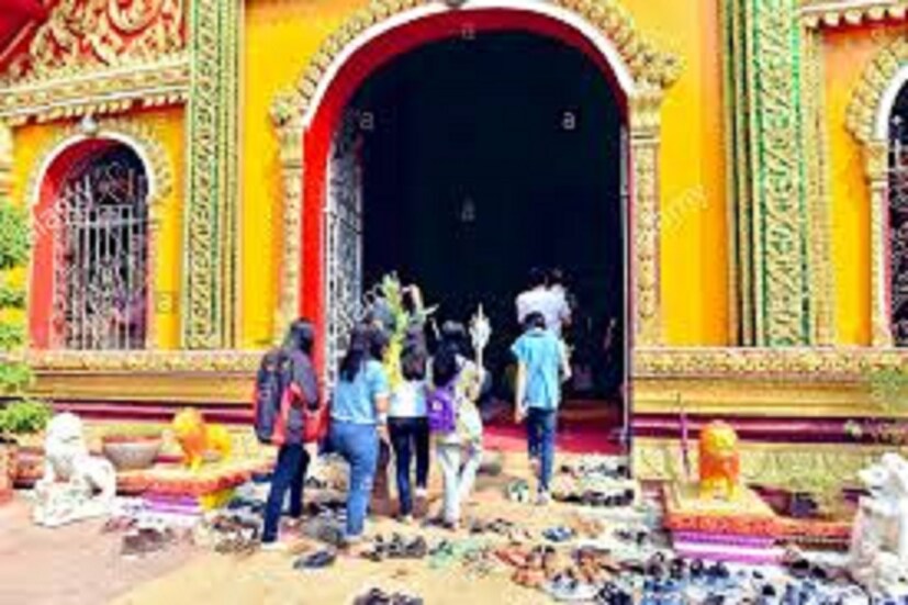 কারও কুষ্ঠিতে শনির অবস্থান অশুভ থাকলে সহজেই তিনি সাফল্য পাননা ৷ শনিবার যদি মন্দির থেকে জুতো চুরি হয় ধরে নিতে হবে ভাল কিছু হতে চলেছে ৷ প্রতীকী ছবি ৷