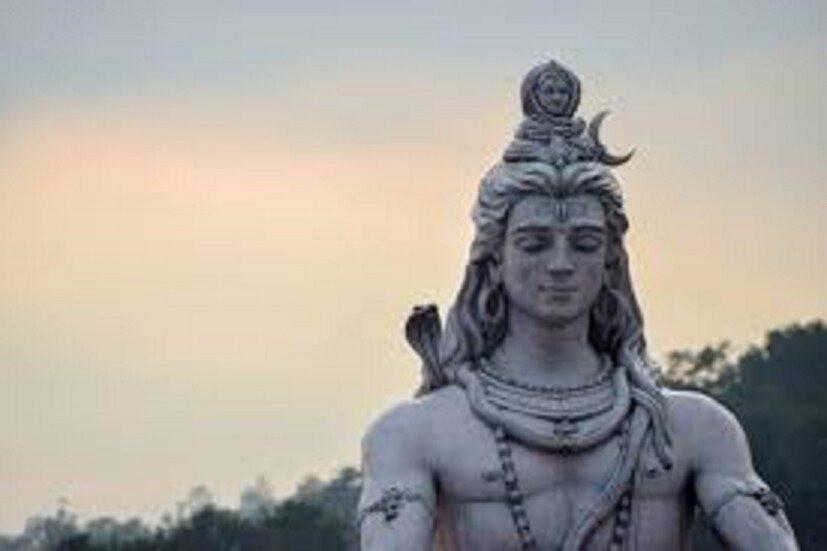 সোমবার সকালে তাড়াতাড়ি স্নান করে পরিষ্কার পোশাক পরিচ্ছদ পড়তে হবে ৷ শ্রাবণ মাসে সোমবারের ব্রত রেখে ভগবানের নামে শপথ করলে বিশেষ ফল পাওয়া যায় ৷ প্রতীকী ছবি ৷