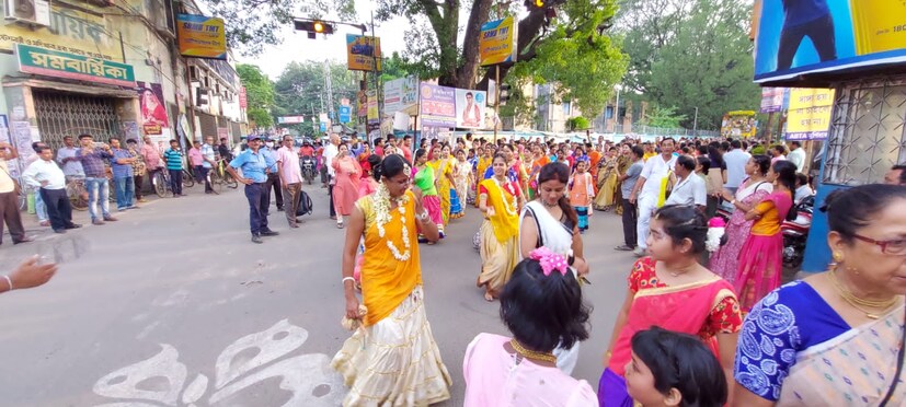 আগে কান্দির রাজবাড়ি সংলগ্ন জগদীশ সিংহর বাড়িতে রথের পর আট দিন জগন্নাথ, বলরাম, সুভদ্রাকে রাখা হতো গণ্ডিচা মন্দির অর্থাৎ মাসির বাড়ি বানিয়ে তবে সেই মন্দির ভগ্নদশাই থাকার কারণে কান্দির রাধাবল্লভ জিউর মন্দিরের একটি পৃথক ঘরকে এই আট দিন অস্থায়ী গণ্ডিচা মন্দির হিসেবে সাজানো হয় এবং সেখানেই বর্তমানে জগন্নাথ, বলরাম, সুভদ্রার বিগ্রহ বিরাজ করে। কথিত আছে কান্দির এই রথ দেখার জন্য শুধু কান্দিবাসী নয় আশপাশের বিভিন্ন গ্রাম থেকে গরুর গাড়িতে করে লোক আসতো এবং রথের রসিতে টান দিত।(ছবি ও লেখা: কৌশিক অধিকারী)
