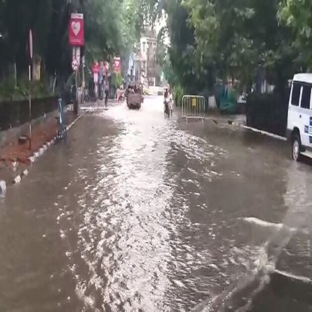 আগামী তিন চার দিন হালকা থেকে মাঝারি বৃষ্টি হবে পাঞ্জাব, হরিয়ানা, চণ্ডিগড়, দিল্লি এবং উত্তরপ্রদেশের কিছু অংশে। দু-এক পশলা ভারী বৃষ্টি হতে পারে বিক্ষিপ্তভাবে। বৃহস্পতি ও শুক্রবারে হিমাচল প্রদেশের উত্তরাখণ্ডে ভারি থেকে অতি ভারী বৃষ্টির সতর্কতা থাকছে।
