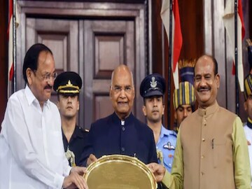 Outgoing President Ram Nath Kovind being felicitated by Vice President Venkaiah Naidu and Lok Sabha Speaker Om Birla during the farewell function at Parliament House in New Delhi, Saturday, July 23, 2022. (Photo: PTI)
