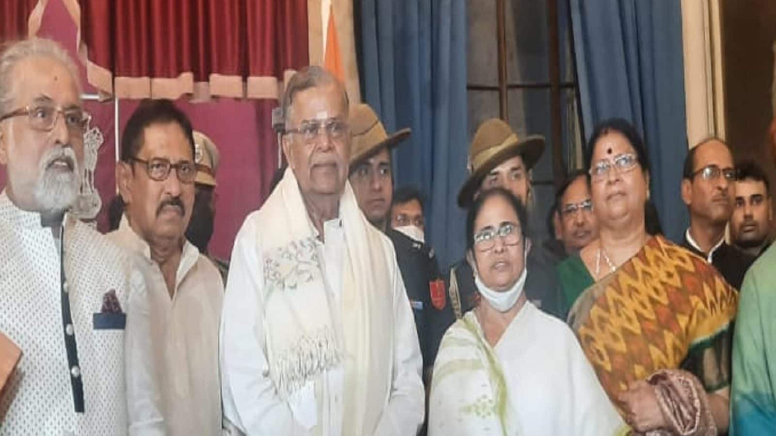 পশ্চিমবঙ্গের রাজ্যপাল পদে শপথ নিলেন লা গণেশন, ফুল-উত্তরীয়তে স্বাগত মুখ্যমন্ত্রীর