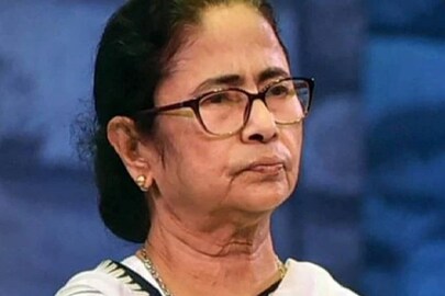 শোকে মুহ্যমান মমতা