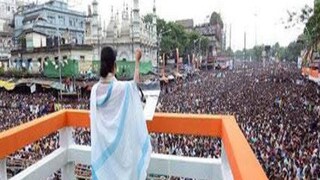 একুশের মঞ্চে কোন চমক?