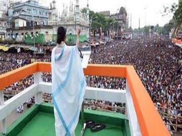 একুশের মঞ্চে কোন চমক?