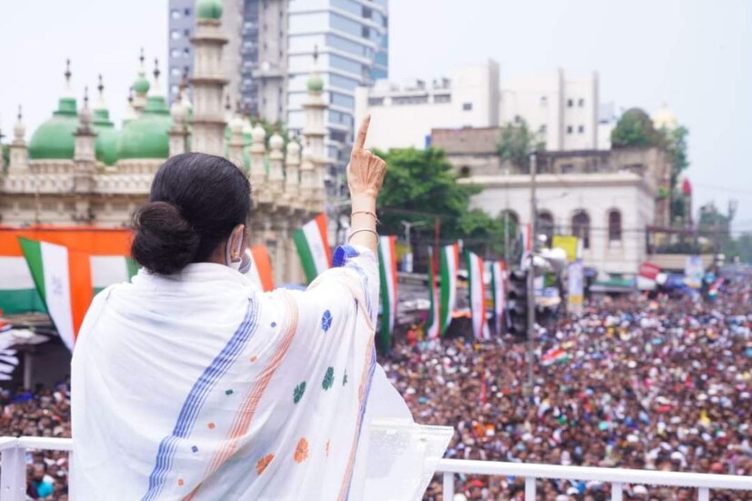 অনলাইন নয় অফলাইনে সমাবেশ হয়েছে ২১ জুলাই। যদিও মানুষের কাছে পৌঁছে যাওয়ার জন্যে অনলাইনেও জোর দিয়েছিল তৃণমূল কংগ্রেস। সকাল ছ'টা থেকে কার্যত মানুষ ভিড় জমাতে শুরু করেন। দুপুর দুটো নাগাদ সভা শেষ হয়। প্রতিবেদন : আবির ঘোষাল 