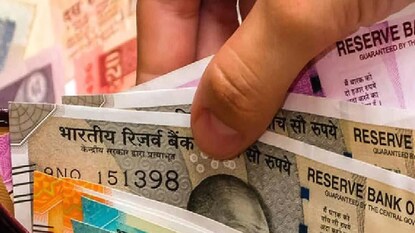 উপচে পড়বে টাকা! শুধু মেনে চলুন এই চারটি সহজ ধাপ, জানুন কীভাবে টাকা ডেকে আনতে হয় উপচে পড়বে টাকা! শুধু মেনে চলুন এই চারটি সহজ ধাপ, জানুন কীভাবে টাকা ডেকে আনতে হয়