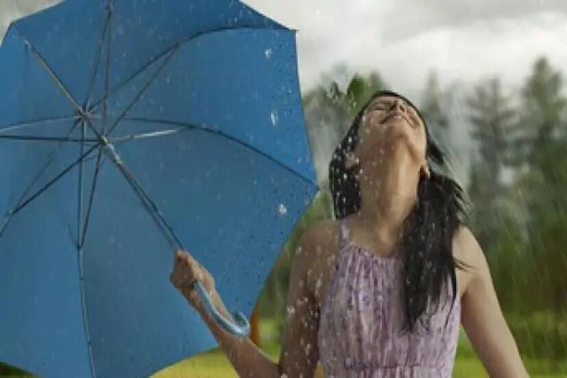 বর্ষায় ত্বকের যত্নে রইল কিছু সহজ টিপস: ১) দিনে ২ থেকে ৩ বার মুখ ধুতে হবে। ২) ব্যবহার করতে হবে জেল ভিত্তিক ময়েশ্চারাইজার। ৩) সপ্তাহে একবার কিংবা আইস মাসাজ করতে পারলে খুব ভালো। ৪) এই সময় ফাউন্ডেশন এড়িয়ে চলাই উচিত। ৫) ব্লাশের জন্য টিন্ট ব্যবহার করতে হবে। ৬) ডেড স্কিন পরিষ্কার করতে স্ক্রাব করা যায়। ৭) আইলাইনার বা কাজল ব্যবহার না করাই ভালো, ওয়াটারপ্রুফ মাস্কারা চলতে পারে।