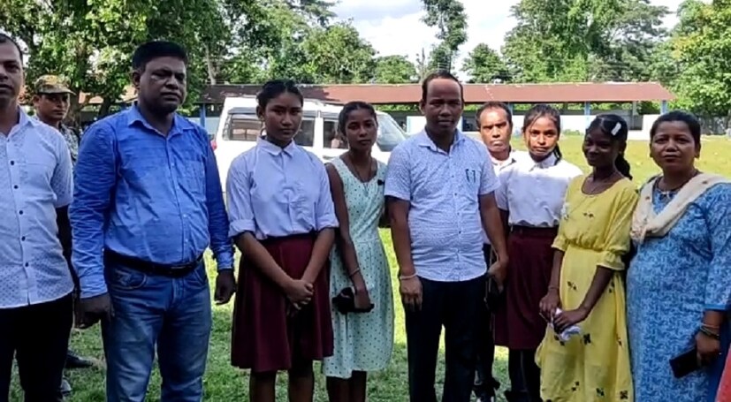এদিন কন্যাশ্রী ক্লাবের পক্ষ থেকে স্কুলে বাল্যবিবাহরোধে এক সচেতনতা শিবিরের আয়োজন করা হয়।কালচিনির বিডিও প্রশান্ত বর্মণ জানান,&quot;কন্যাশ্রী ক্লাবের সহযোগিতায় চার পড়ুয়াকে ফের স্কুলমুখী করা গিয়েছে। এটাই সাফল্য।সাধারণত সংখ্যালঘু এবং তফশিলি উপজাতির পড়ুয়াদের কাজের লোভ দেখিয়ে ভিন রাজ্যে পাচার করে দেয় পাচারকারীরা। এই ঘটনা ব্লকে যাতে না ঘটে সেদিকে নজর রাখছে জেলা প্রশাসন। &quot;(লেখা ও ছবি: অনন্যা দে)