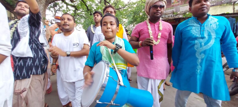 তিনটি রথ নিয়েই শোভাযাত্রা শুরু হয় শুক্রবার বিকেলে। শহরের বিভিন্ন অঞ্চল পরিক্রমা করে রথ। পরিক্রমা শেষ হয় বহরমপুর দশমুন্ড কালীবাড়ি মাঠে। উল্টো রথ পর্যন্ত সেখানেই থাকে রথ। মহিলা থেকে ছোট শিশরা নৃত্য মেতে ওঠেন রথযাত্রায়।  অন্যদিকে, প্রায় ২০০ বছর আগে মুর্শিদাবাদের কান্দির তৎকালীন রাজা কৃষ্ণচন্দ্র সিংহ ওরফে লালাবাবু নীলাচল পুরির আদলে কান্দি রাধাবল্লভ জিউর মন্দিরে রথ যাত্রার প্রচলন করেছিলেন, দীর্ঘ ২০০ বছর ধরে চিরাচরিত প্রথা অনুযায়ী কান্দির এই রথ উৎসব পালন হয়ে আসছে তবে সময়ের বিবর্তনে রথযাত্রা উৎসবে কিছুটা বদল এসেছে। (ছবি ও লেখা: কৌশিক অধিকারী)
