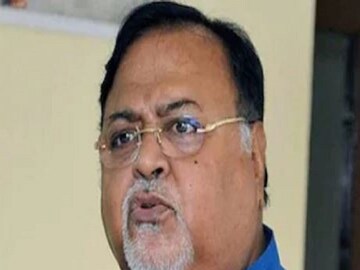 পার্খর পাশেই দল৷ 