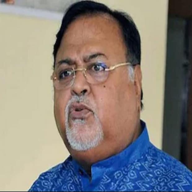 ১৯৯৭ সালের ডিসেম্বরে কংগ্রেস থেকে বহিষ্কৃত হন মমতা বন্দ্যোপাধ্যায়। ১৯৯৮ সালের ১ জানুয়ারি মমতার নেতৃত্বাধীন তৃণমূল কংগ্রেসের যাত্রা শুরু। রাজনীতির নেশায় মোটা টাকার বেসরকারি সংস্থার চাকরিও সেদিন ছেড়েছিলেন তৃণমূলে যোগ দেওয়া পার্থ। ছবি : সংগৃহিত
