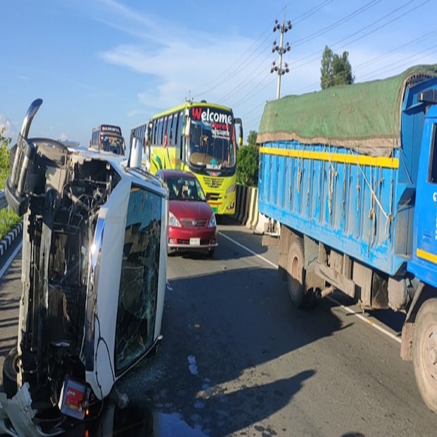  বৃহস্পতিবার বিকাল সাড়ে ৪টার সময় পদ্মা সেতুর টোল প্লাজা থেকে ৪ কিলোমিটার উত্তরে মহাসড়কের শ্রীনগর পুরাতন ফেরিঘাট এলাকার আন্ডারপাসের ওপরে এই দুর্ঘটনা ঘটে। 