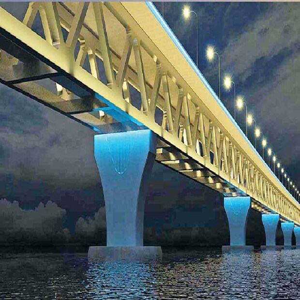 স্থানীয়রা জানায়, মাওয়াগামী একটি দ্রুতগতির সাদা রংয়ের মাইক্রোবাস নিয়ন্ত্রণ হারিয়ে সড়ক দ্বীপের রেলিংয়ে ধাক্কা লেগে উল্টে যায়। এ সময় মাইক্রোবাসের চালকসহ ৯ যাত্রী আহত হয়।