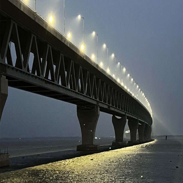 মাইক্রোবাসটির মালিকের ছোট ভাই ঢাকার কেরানীগঞ্জ এলাকার বাসিন্দা মো. শফিউল্লাহ তুহিন বলেন, ৮ বন্ধু মিলে পদ্মা সেতু দেখতে যাচ্ছিলেন। হঠাৎ করে গাড়ি উল্টে গেলে বন্ধু মিঠু (৩৫), পলাশ (৩৪), জিয়া (৩৫) ও চাকলসহ আহত হই।