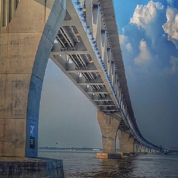 বাংলাদেশ সরকারের এই সেতু থেকে প্রথম বছরেই ৫০০ কোটি টাকা আয় করার লক্ষ্যমাত্রা ধার্য করেছে। এই সেতু পারাপারের জন্য মোটরসাইকেলকে টোল দিতে হয় ১০০ টাকা, গাড়ি বা জিপের ক্ষেত্রে টোল বাবদ খরচ ৭৫০ টাকা, পিক-আপ ভ্যানের ক্ষেত্রে খরচ ১২০০ টাকা, মাইক্রোবাসের ক্ষেত্রে খরচ ১৩০০ টাকা, অন্যান্য বাসের ক্ষেত্রে আয়তন অনুযায়ী খরচ ১৪০০ টাকা, ২০০০ টাকা।
