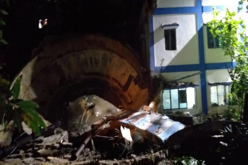 মূলত এলাকায় জলের চাপ বাড়ানোর জন্যই স্থানীয়ভাবে জল সরবরাহ করা হতো এই জলের ট্যাঙ্ক থেকে। ১৫ হাজার লিটারের ক্ষমতা সম্পন্ন এই জলের ট্যাঙ্ক ভেঙে পড়ায় স্থানীয় এলাকায় আগামিকাল সকালে জল সংকট দেখা দিতে পারে।