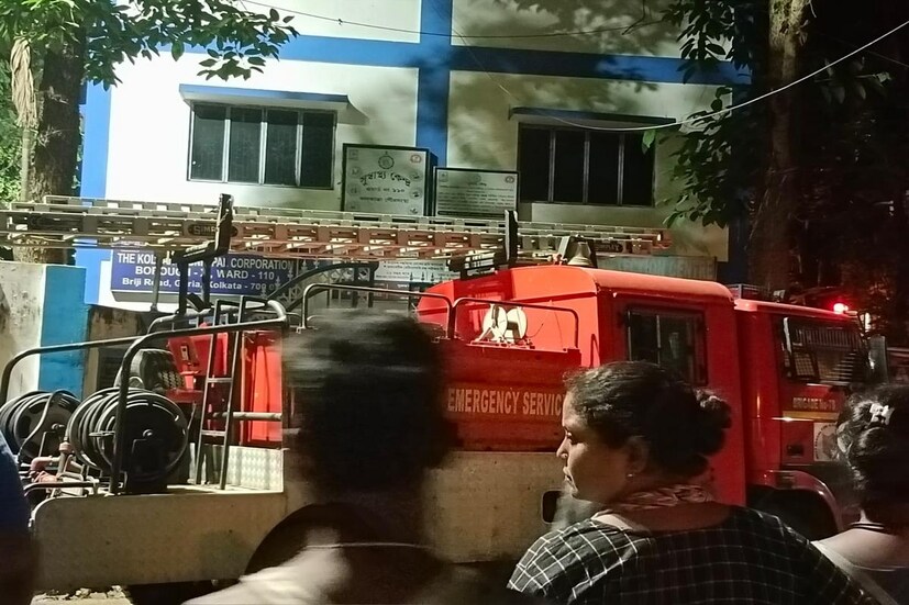 বিজেপির দক্ষিণ কলকাতা জেলা সভাপতি সঙ্ঘমিত্রা চৌধুরীর অভিযোগ, রক্ষণাবেক্ষণের অভাবেই এভাবে ভেঙে পড়েছে প্রয়োজনীয় জলের ট্যাঙ্ক। পুরসভা ও কেন্দ্রের গাফিলতিতেই এই পরিণতি বলে তাঁর অভিযোগ।